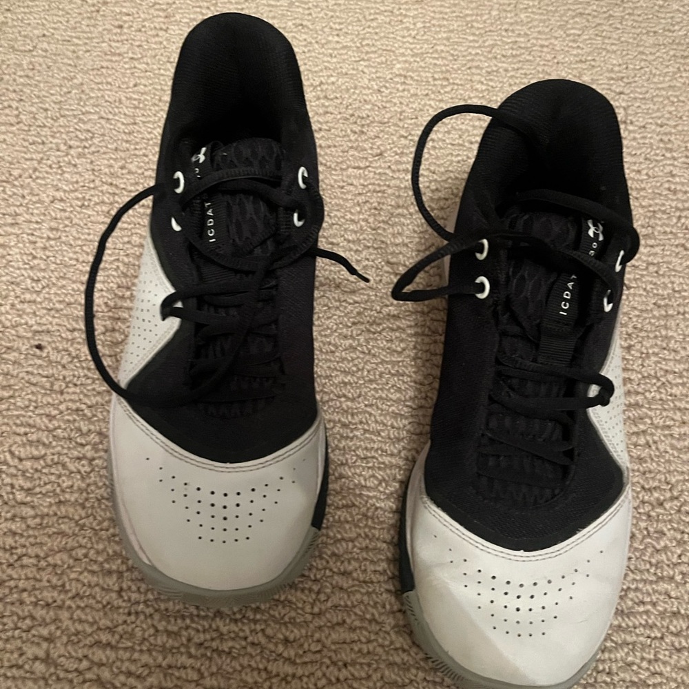 Men’s UA Curry Basketball Shoes
Only used a few times indoors.  
Men’s 8